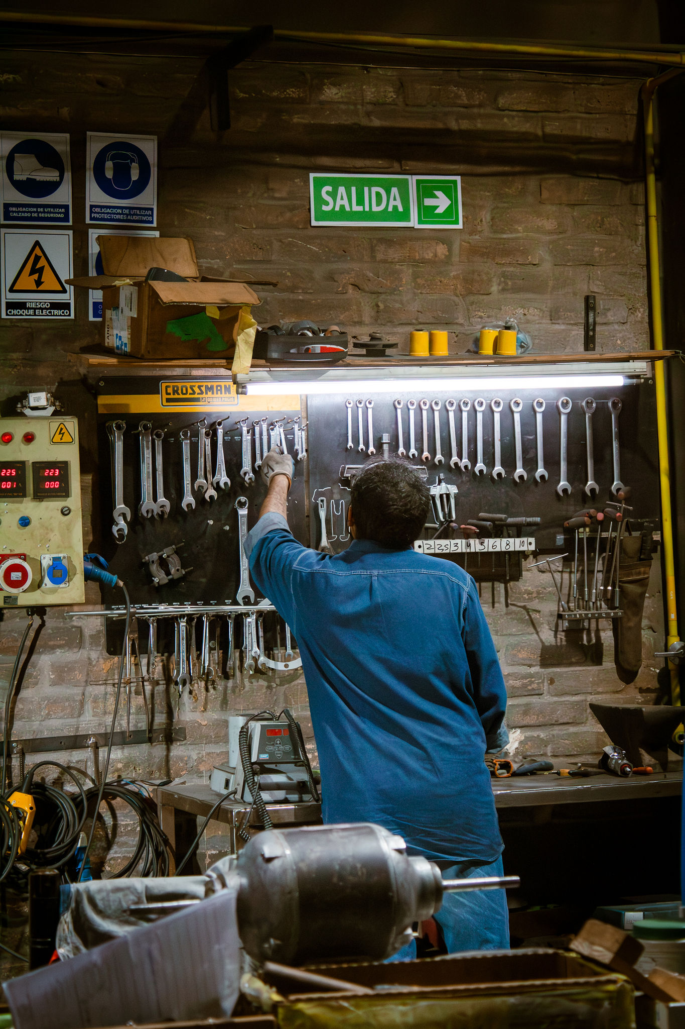Técnico de BEMEC seleccionando herramientas en taller organizado